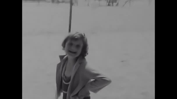イタリアのアルジェントリオ1950年6月10日 黒と白のビーチバケーションの人々 — ストック動画