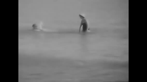 Argentario Italië Juni 1950 Strandvakantiegangers Jaren Vijftig Zwart Wit — Stockvideo