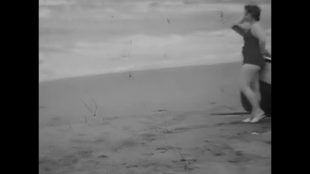 1950年6月10日 意大利阿根塔里奥 1950年代的海滩度假人士 穿着黑白相间的衣服 — 图库视频影像