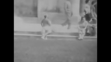 Pisa, İtalya 10 Mayıs 1950: Sidikli insanlar 1950 'de siyah beyaz