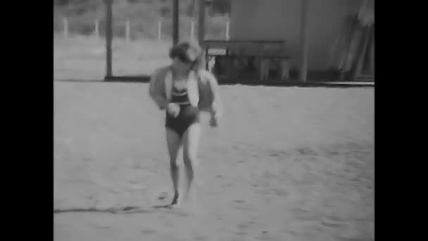 Argentario Italië Juni 1950 Strandvakantiegangers Jaren Vijftig Zwart Wit — Stockvideo