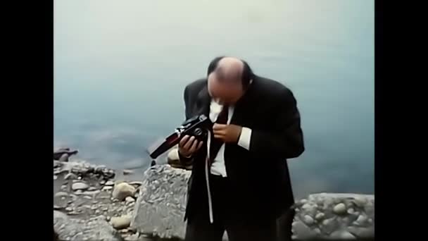 1960年10月10日 意大利米兰 1960年代湖畔拿着老式相机的男人 — 图库视频影像