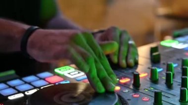 DJ ile dans akşamı konsolda karıştırırken