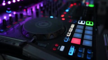 DJ ile dans akşamı konsolda karıştırırken