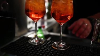 Barda bir barmenle kokteyl aperatifi hazırlarken...