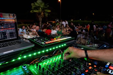 Terni, İtalya Haziran 03 2022: Disko partisi sırasında DJ ile konsol