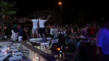 Terni, İtalya Haziran 03 2022: Dans eden insanlarla karışık kulüp akşamı