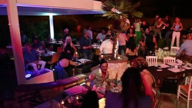 Terni, İtalya Haziran 03 2022: Dans eden insanlarla karışık kulüp akşamı