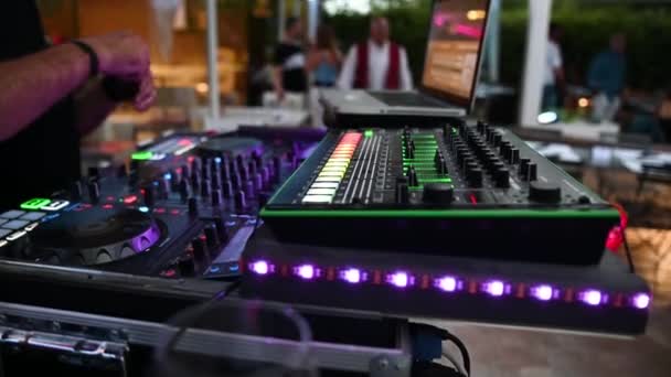 Terni Italy Giugno 2022 Console Con Mentre Mixa Musica Dance — Video Stock