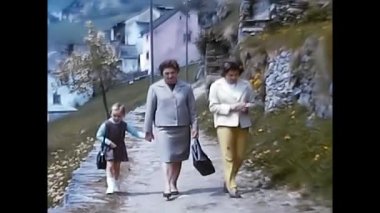 Milan, İtalya 10 Mayıs 1960: 60 'larda dağlarda yürüyen insanlar