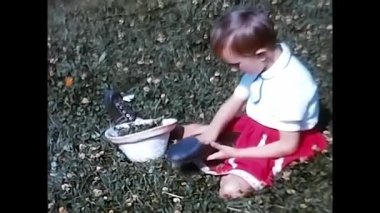 Milan, İtalya 10 Mayıs 1960 'ta küçük bir çocuktaki insanlar 60' larda dağlarda bir köpek.