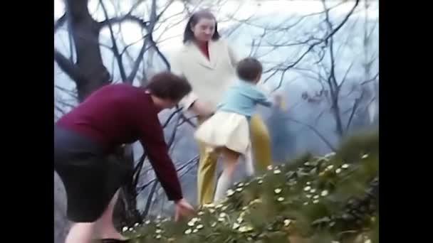 Milán Itálie Května 1960 Lidé Kteří Tráví Chvíle Horách Let — Stock video