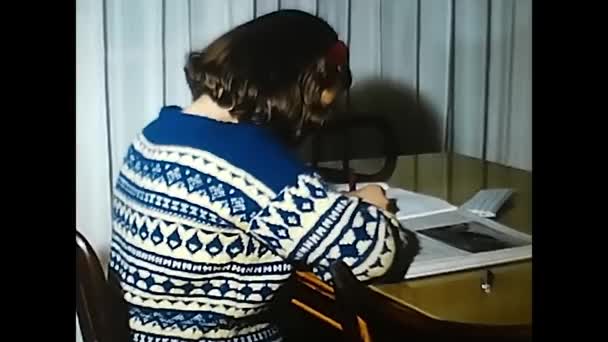 1960年12月20日 意大利弗米伦 孩子们在60年代的桌子上做作业 — 图库视频影像