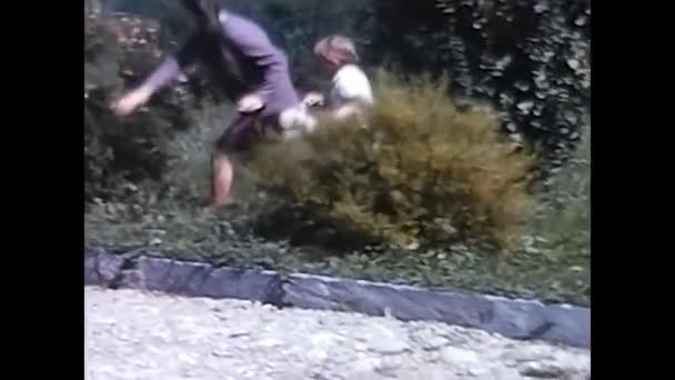 Milan Talya Mayıs 1960 Küçük Bir Çocuktaki Insanlar Larda Dağlarda — Stok video