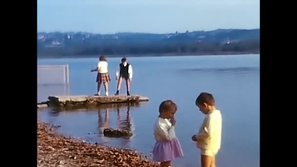 Mediolan Włochy Maja 1960 Mammina Jest Już Brzegu Jeziora Latach — Wideo stockowe