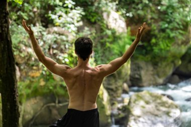 Yazın eyersiz yoga yapan adam.