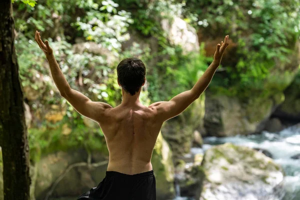 Yazın eyersiz yoga yapan adam.