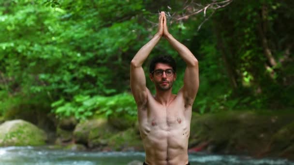 Mann Macht Ohne Hemd Yoga Ufer Des Flusses — Stockvideo