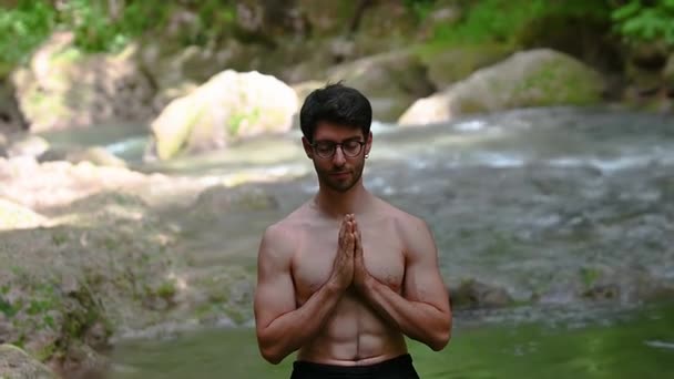 Chico Hace Yoga Las Orillas Del Río Sin Camisa — Vídeos de Stock