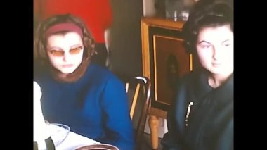 Milano, İtalya 19 Mayıs 1960: 60 'ların masasında pastayla doğum günü yemeği