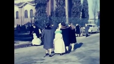 Milano, İtalya 19 Mayıs 1960: 60 'ların maskeli insanları ve çocuklarıyla karnaval