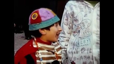 Milano, İtalya 19 Mayıs 1960: 60 'ların maskeli insanları ve çocuklarıyla karnaval