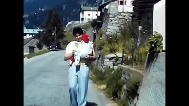 Trasquera, İtalya 14 Haziran 1980: 80 'lerde küçük çocuklu baba tatilde.