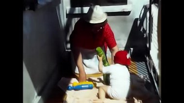 Trtrasquera, İtalya 14 Haziran 1980: 1980 'lerde küçük çocuklu büyükanne tatil köyünde