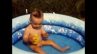 Trtrasquera, İtalya 14 Haziran 1980: 80 'lerde küçük bir çocuk şişme havuzda banyo yapıyor.