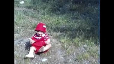 Ttrasquera, İtalya 14 Haziran 1980: 80 'lerde küçük çocuklar çimlerde oynuyor