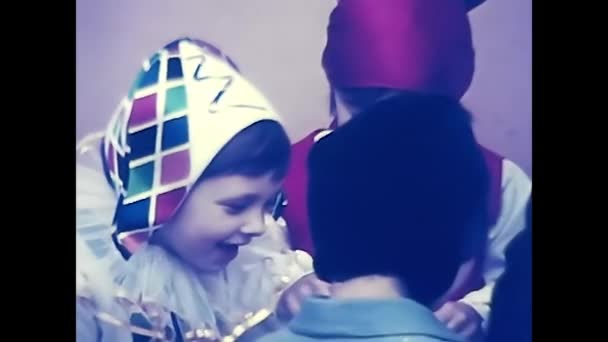 Milano Italy 1960 카니발 마스크를 사람들 아이들 — 비디오