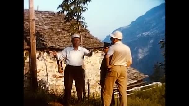 1960年6月19日 意大利米兰 20世纪60年代 人们在山区吵架 — 图库视频影像
