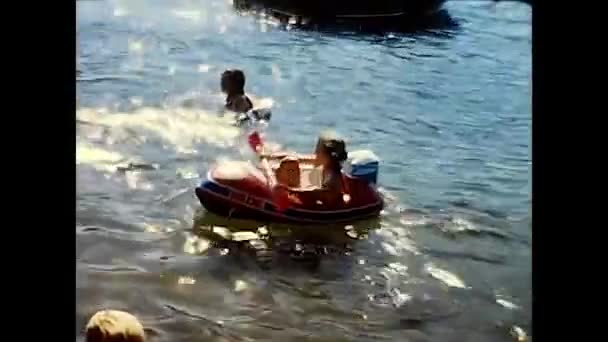 イタリア ミラノ1960年5月19日人々は1960年代の食事で湖を泳ぎ — ストック動画