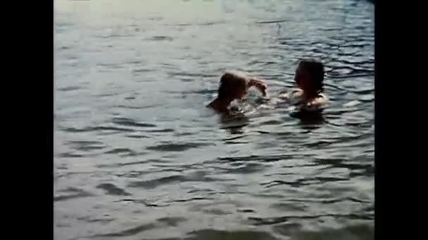 Milano Włochy Maja 1960 Ludzie Pływają Nad Jeziorem Szalupą Lat — Wideo stockowe