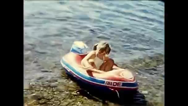 意大利米兰 1960年9月19日 人们带着一艘20世纪60年代的小艇在湖边游泳 — 图库视频影像