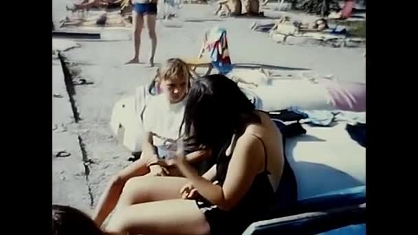 Milano Maggio 1960 Persone Sulla Spiaggia Lago Negli Anni Sessanta — Video Stock