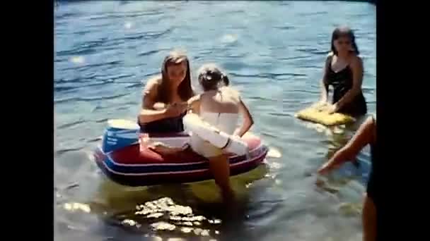 意大利米兰 1960年9月19日 人们带着一艘20世纪60年代的小艇在湖边游泳 — 图库视频影像