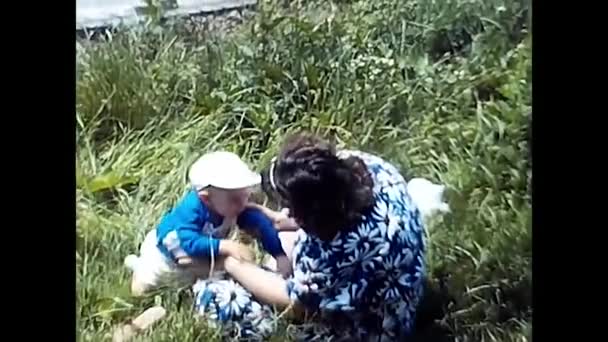 Trasquera Italia Junio 1980 Niño Con Mujer Vacaciones Los Años — Vídeos de Stock