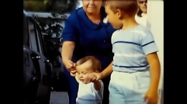 Ladispoli, İtalya 10 Haziran 1960: 60 'larda oynayan küçük çocuklar