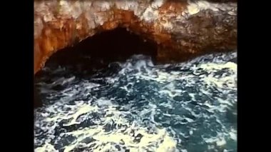 Salento, İtalya 17 Haziran 1970: 70 'lerde Salento' da deniz kenarındaki uçurumların manzarası