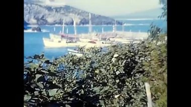 Salento, İtalya 12 Haziran 1970: 70 'lerin en iyi şehir manzaralı ve gemilerli liman