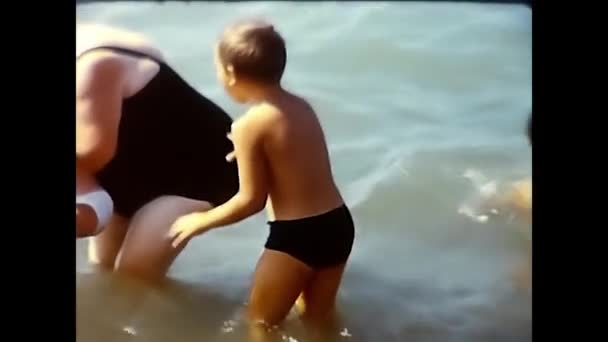 Ladispoli Italy Juni 1960 Orang Orang Oleh Laut Pantai — Stok Video