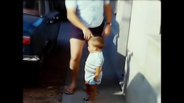 Ladispoli, İtalya 10 Haziran 1960: Babasıyla birlikte 60 'larda tatilde olan küçük çocuklar.