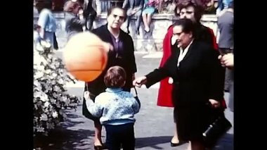 Roma, İtalya 16 Mart 1960: Roma 'daki villa borghese parkındaki insanlar