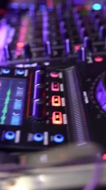 Açık hava partisi sırasında dj konsolu karıştırma