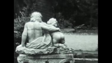 Roma, İtalya 18 Mayıs 1950: 1950 'lerde parkta siyah beyaz heykeller
