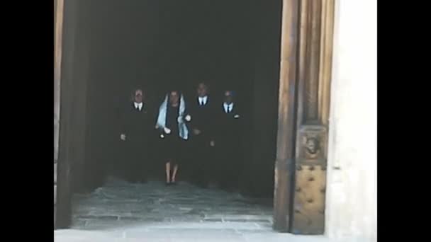 Рим Італія Лютого 1950 Року Люди Які Покидають Церкву Після — стокове відео