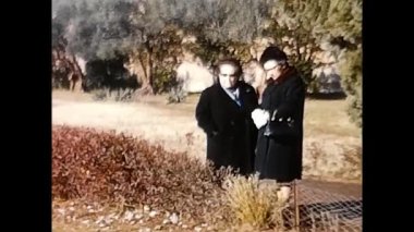 Roma, İtalya 20 Aralık 1960: 60 'ların parkındaki insanlar