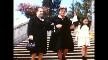 Roma, İtalya 19 Mart 1960: 1960 'larda Roma' da trinita dei monti merdivenlerinden inen kadınlar