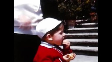 Roma, İtalya 19 Mart 1960: çocuk 60 'larda açık havada yemek yiyor